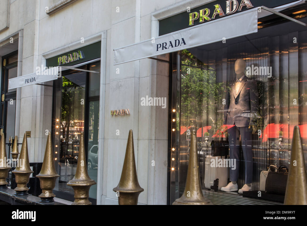 Fenêtre DE LA BOUTIQUE PRADA, avenue Montaigne, 8ème arrondissement, PARIS,  FRANCE Photo Stock - Alamy