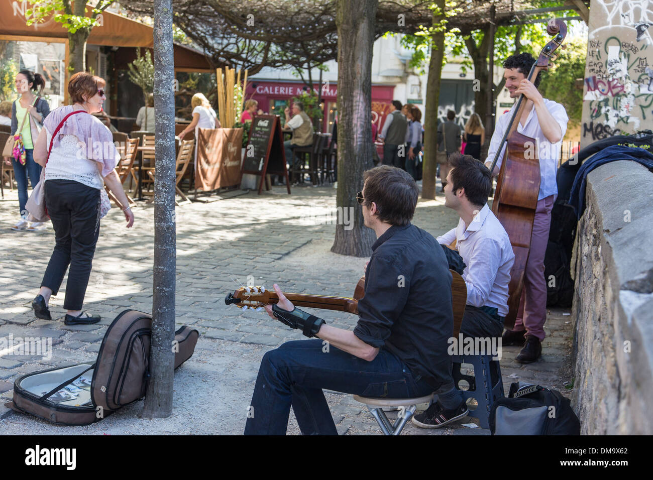 Groupe de musiciens jouant SUR RUE POULBOT, Butte Montmartre, 18ème arrondissement, PARIS, FRANCE Banque D'Images