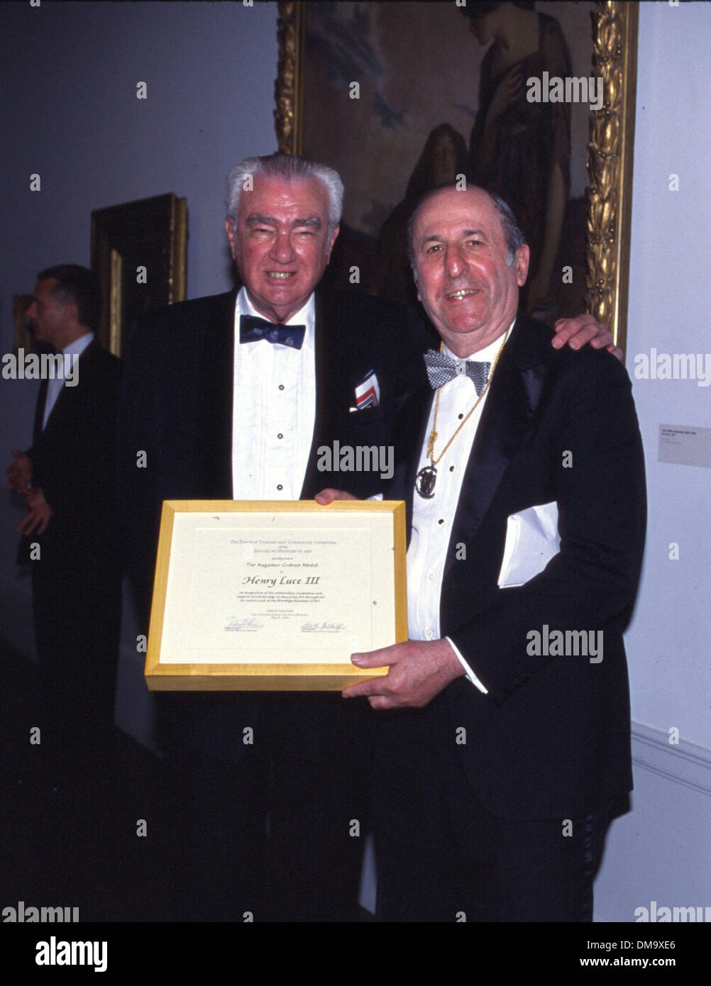 31 mai 2000 - New York, NY - 31/05/2000 New York  Henry Luce lll,(L) fils de Time magazine fondateur Henry Luce, au Brooklyn Museum of Art où il a été honoré avec le ''Augustus Graham'' award. En compagnie de Robert Rubin (R) Président de l'AMB. ( Neil Schneider)(Image Crédit : © Globe Photos/ZUMAPRESS.com) Banque D'Images