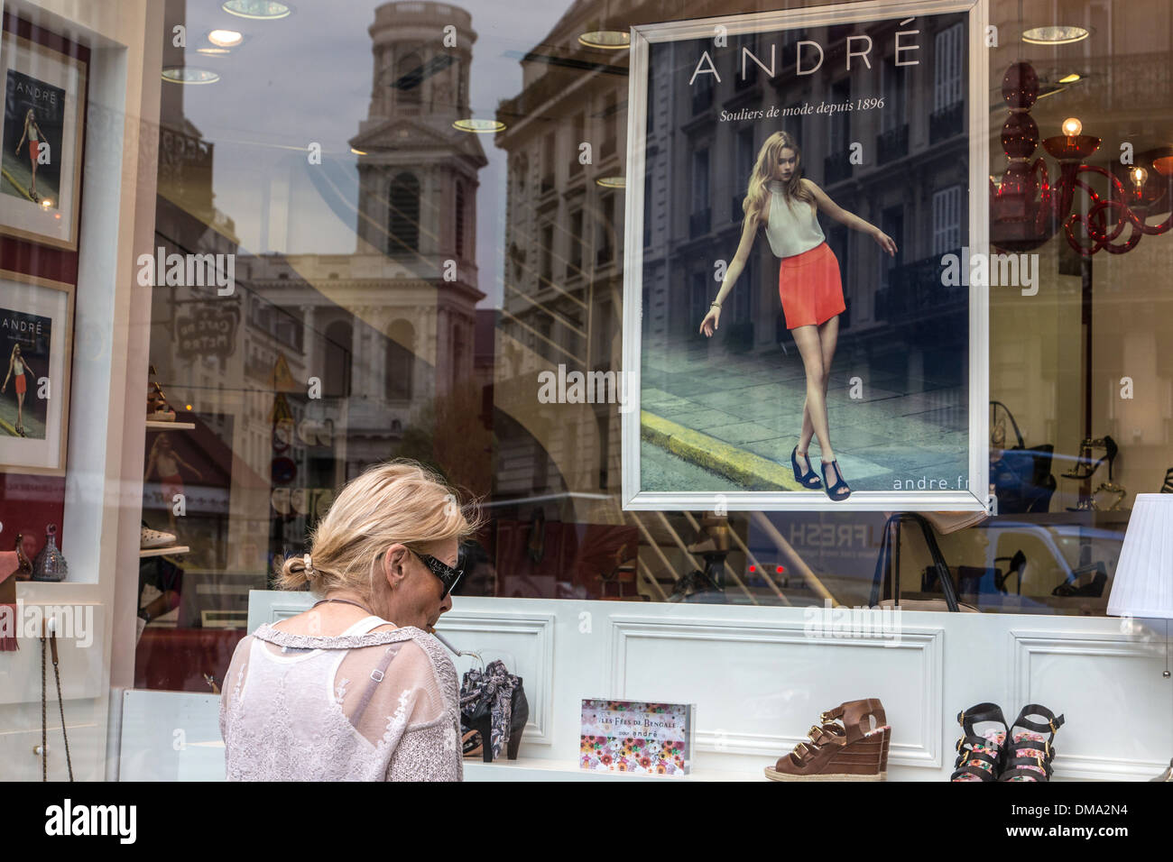 La VILLE DANS UN MAGASIN DE CHAUSSURES ANDRÉ FENÊTRE, RUE DE RENNES, 6ème  arrondissement, PARIS, FRANCE Photo Stock - Alamy