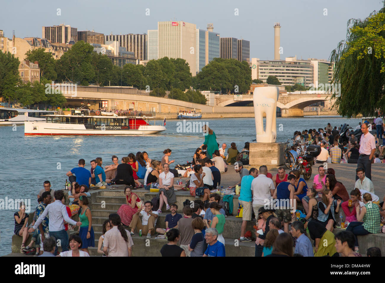 La danse de style parisien SUR LES QUAIS DE SEINE, TANGO ET DE DIVERTISSEMENT DANS LE JARDIN Tino Rossi, QUAI SAINT-BERNARD, PARIS (75), FRANCE Banque D'Images