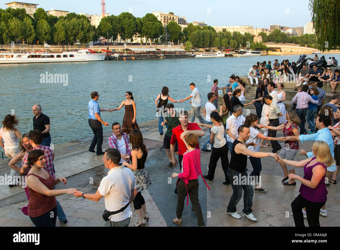 La danse de style parisien SUR LES QUAIS DE SEINE, TANGO ET DE DIVERTISSEMENT DANS LE JARDIN Tino Rossi, QUAI SAINT-BERNARD, PARIS (75), FRANCE Banque D'Images