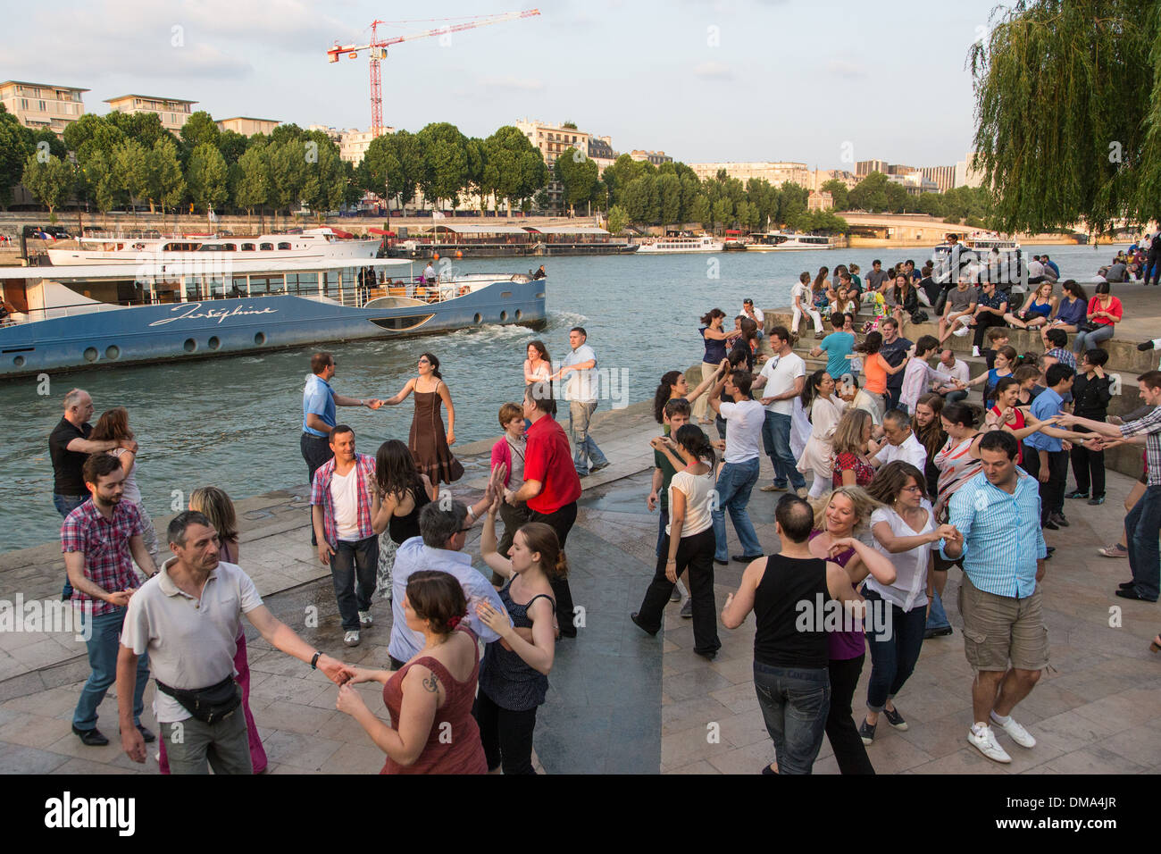 La danse de style parisien SUR LES QUAIS DE SEINE, TANGO ET DE DIVERTISSEMENT DANS LE JARDIN Tino Rossi, QUAI SAINT-BERNARD, PARIS (75), FRANCE Banque D'Images