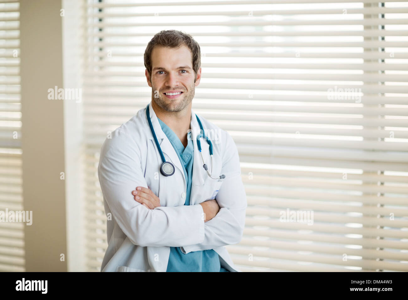 Certain spécialiste du cancer avec les bras croisés à la clinique Banque D'Images