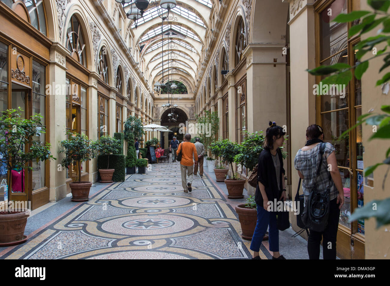 PASSAGE COUVERT DANS LA GALERIE VIVIENNE QUI VA DE LA RUE DES PETITS CHAMPS À LA RUE VIVIENNE, PARIS (75), FRANCE Banque D'Images