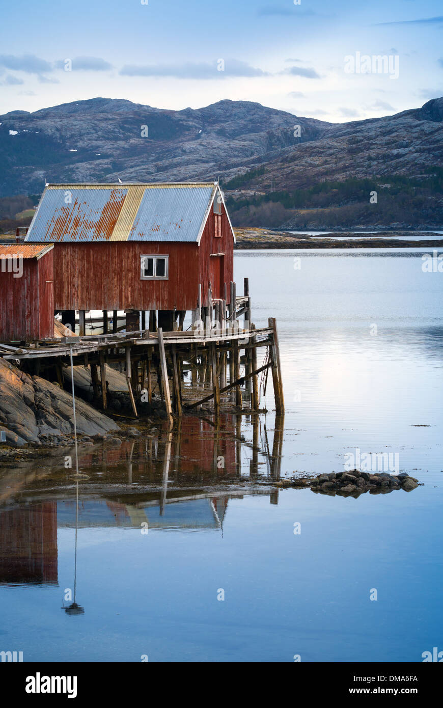 Maison en bois rouge sur la côte de la mer de Norvège Banque D'Images