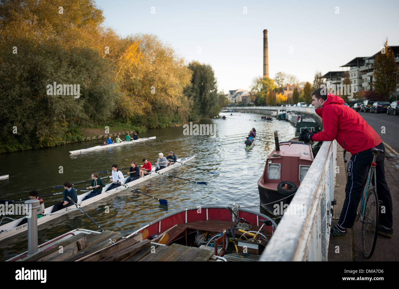 Les rameurs sur la rivière Cam à Cambridge lors d'une froide mais ensoleillé matin de novembre, le 15 novembre 2013. Banque D'Images