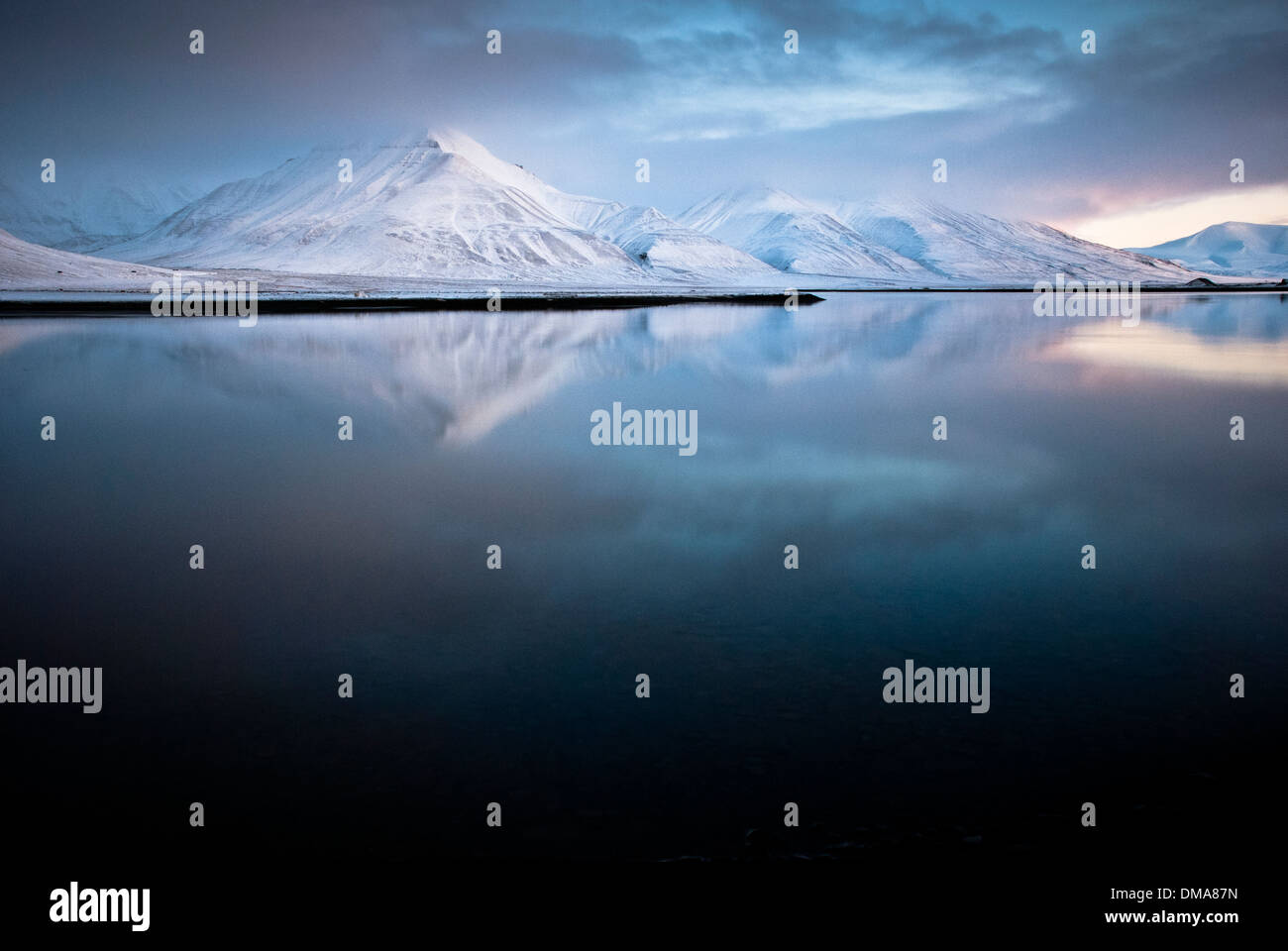 Massif de l'Adventdalen et Isfjorden au crépuscule, Spitzberg, Norvège Banque D'Images