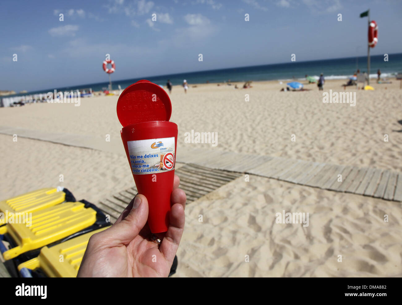 Plage en Algarve (Portugal) : Cendrier de Poche en forme d'un cornet de crème glacée Banque D'Images