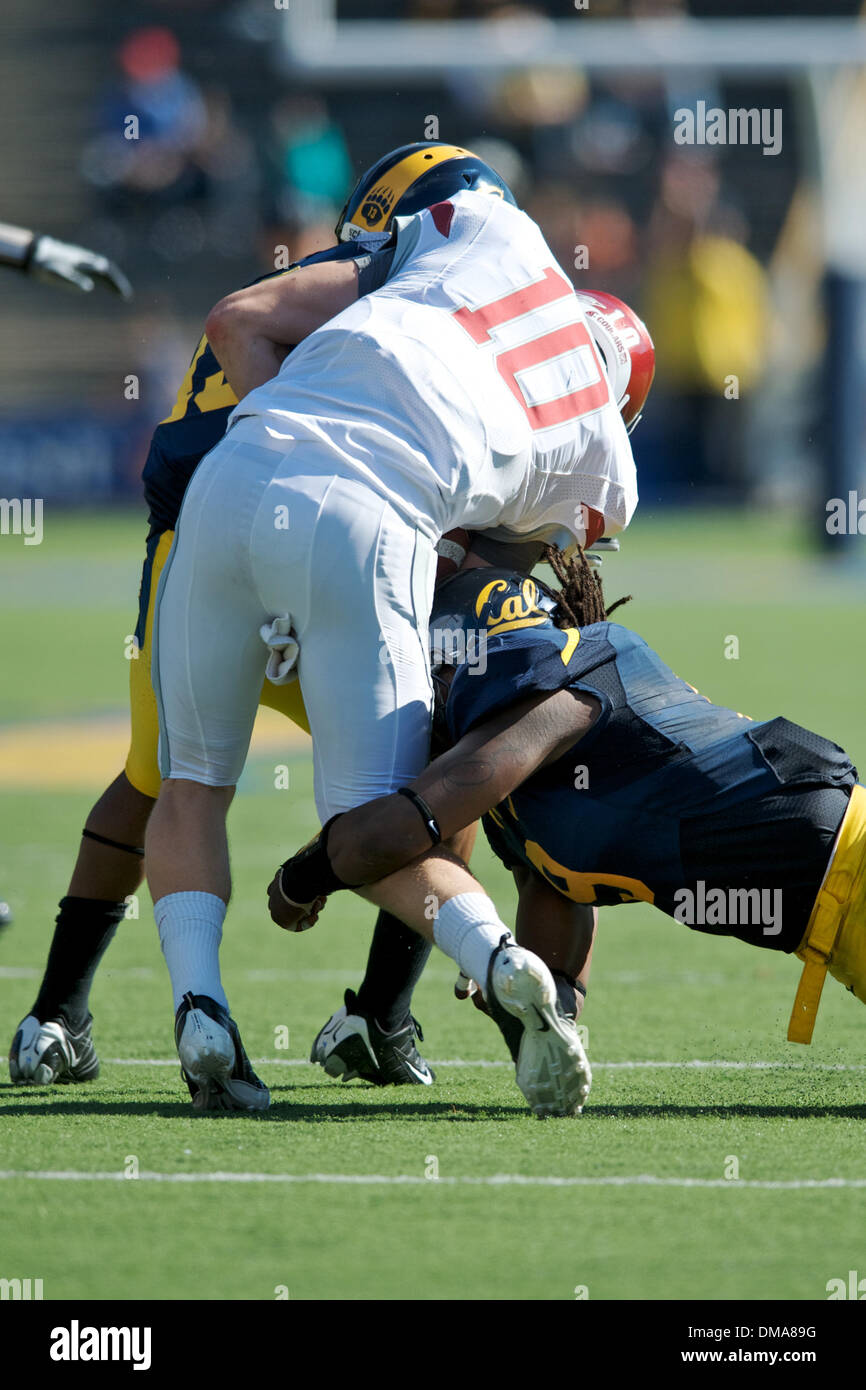 24 Octobre 2009 : Cal linebacker junior et senior en pot : Cal secondeur Eddie jeune étudiant de l'État de Washington sandwich quarterback Jeff Tuel durant la NCAA match entre l'Université de l'État de Washington et l'Université de Californie à Berkeley dans Memorial Stadium, CA. .Crédit obligatoire : Matt Cohen / Southcreek Global (Image Crédit : © Southcreek/ZUMApress.com) mondial Banque D'Images