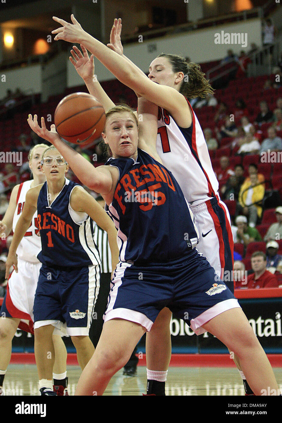FRESNO, CA 11/4/09 SPT DLW FSU FRESNO PACIFIC WBBALL 4 - Fresno Pacific Jessica Torrecillas est souillée par Fresno State's Jeanna Furst au cours de la première moitié de leur jeu à la Save Mart Center le mercredi 4 novembre 2009. - DARRELL WONG/LE FRESNO BEE (crédit Image : © Fresno Bee/ZUMApress.com) Banque D'Images