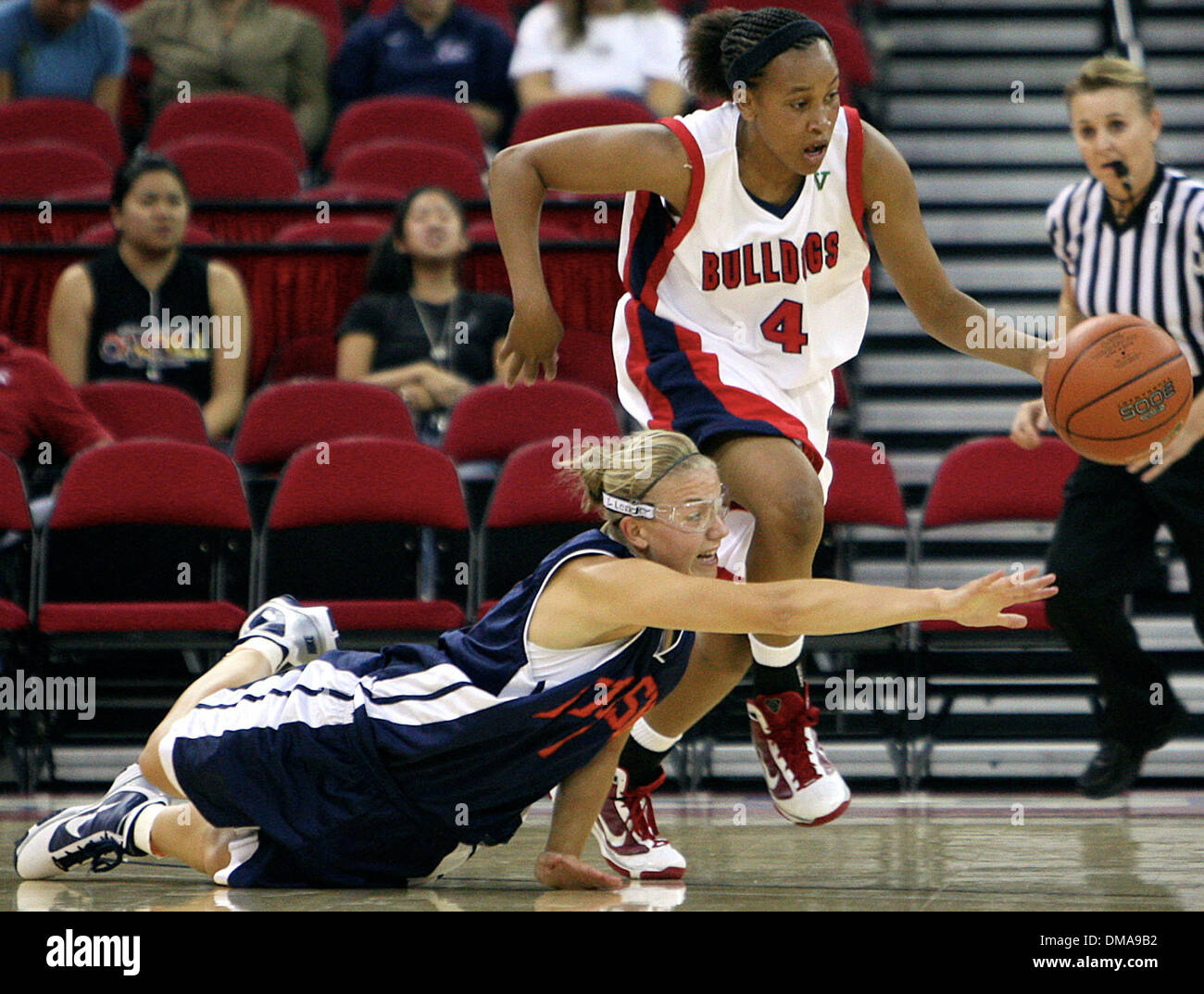 FRESNO, CA 11/4/09 SPT DLW FSU FRESNO PACIFIC WBBALL 1 - Fresno Pacific Jessica Mazza tente de récupérer la balle après Fresno State's Jaleesa Ross rend le voler pendant la première moitié de leur jeu à la Save Mart Center le mercredi 4 novembre 2009. - DARRELL WONG/LE FRESNO BEE (crédit Image : © Fresno Bee/ZUMApress.com) Banque D'Images
