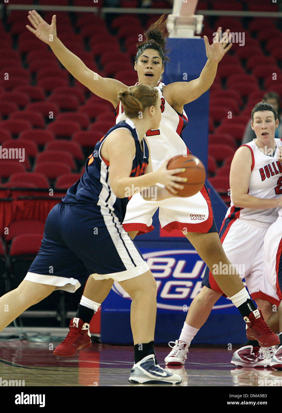 FRESNO, CA 11/4/09 SPT DLW FSU FRESNO PACIFIC WBBALL 3 Joh-Teena - Fresno State's Filipe défend Fresno Pacific Jessica Torrecillas au cours de la première moitié de leur jeu à la Save Mart Center le mercredi 4 novembre 2009. - DARRELL WONG/LE FRESNO BEE (crédit Image : © Fresno Bee/ZUMApress.com) Banque D'Images