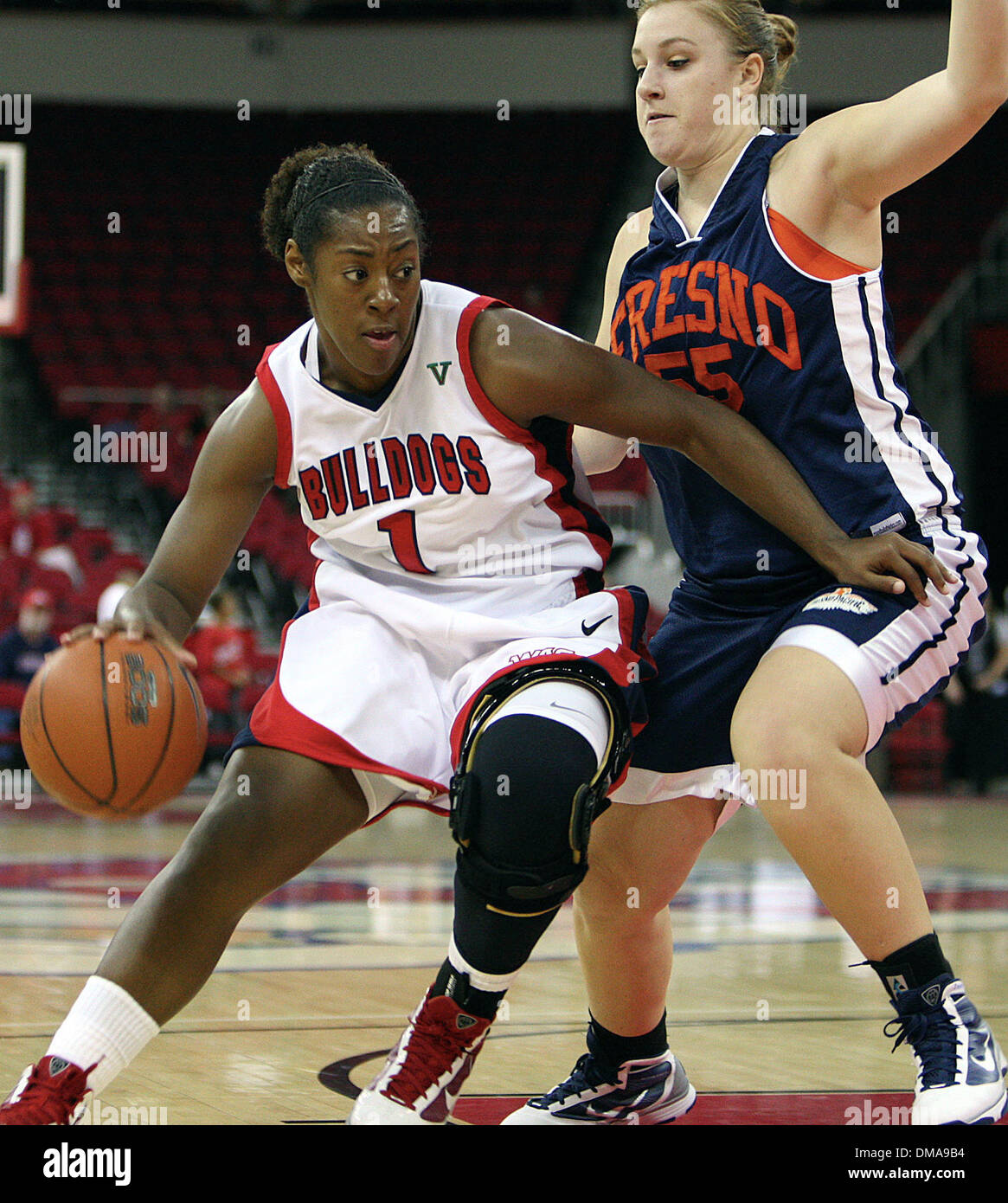 FRESNO, CA 11/4/09 SPT DLW FSU FRESNO PACIFIC WBBALL 5 - Fresno State's Taja Edwards durs contre Fresn Jessica Torrecillas du Pacifique au cours de la première moitié de leur jeu à la Save Mart Center le mercredi 4 novembre 2009. - DARRELL WONG/LE FRESNO BEE (crédit Image : © Fresno Bee/ZUMApress.com) Banque D'Images