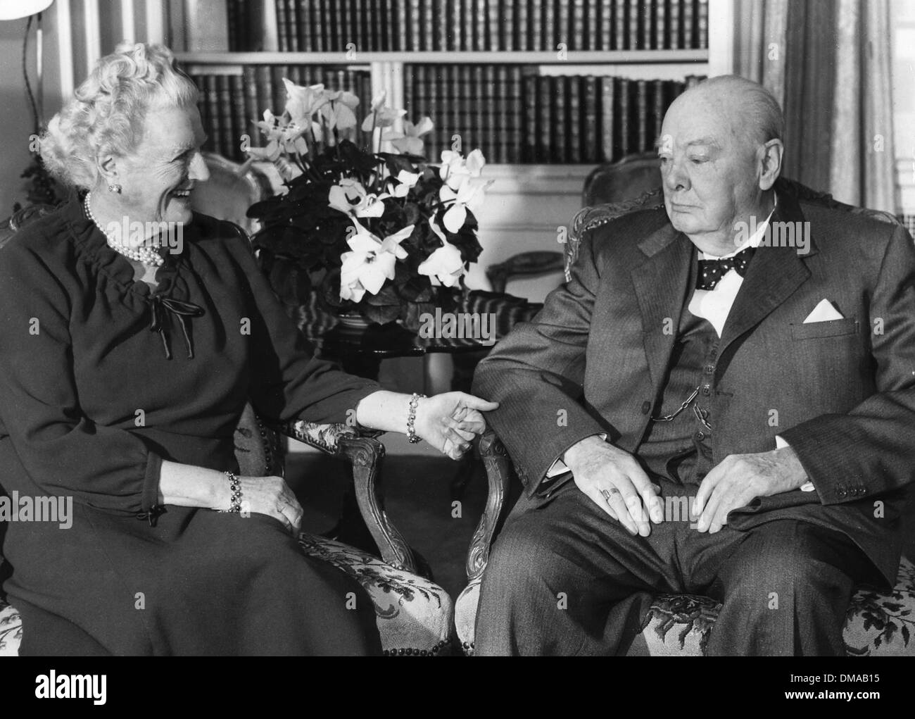30 novembre 1959 - Londres, Angleterre, Royaume-Uni - SIR WINSTON CHURCHILL(1874-1965) était un homme politique britannique et homme d'État qui a été Premier Ministre du Royaume-Uni. Sur la photo : Winston Churchill et son épouse lady Clementine Churchill célébrer son 85e anniversaire à leur Hyde Park gate accueil. (Crédit Image : © Keystone Photos USA) Banque D'Images