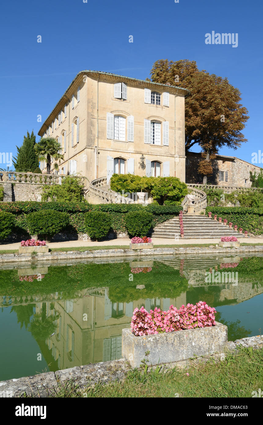 Château d'Arnajon & bassin ornemental de la terrasse du jardin d'eau Le Puy-Sainte-Réparade Provence France Banque D'Images