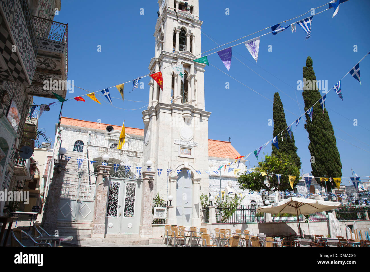 Square, église, village de Pyrgi, île de Chios, du nord-est de la mer Égée, Grèce, Europe Banque D'Images