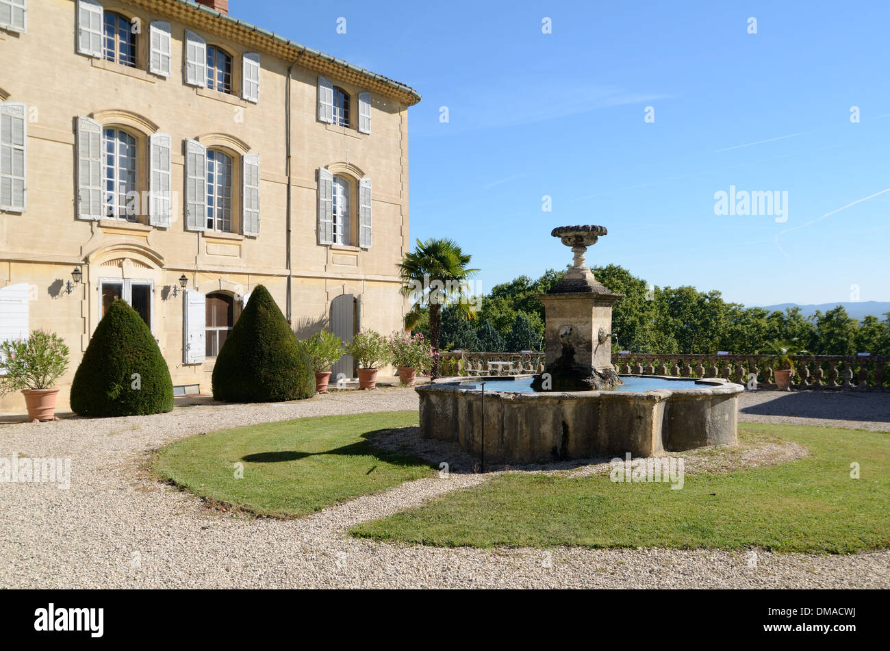 Château d'Arnajon Bastide, maison de campagne et fontaine dans le jardin avant le Puy-Sainte-Réparade Provence France Banque D'Images