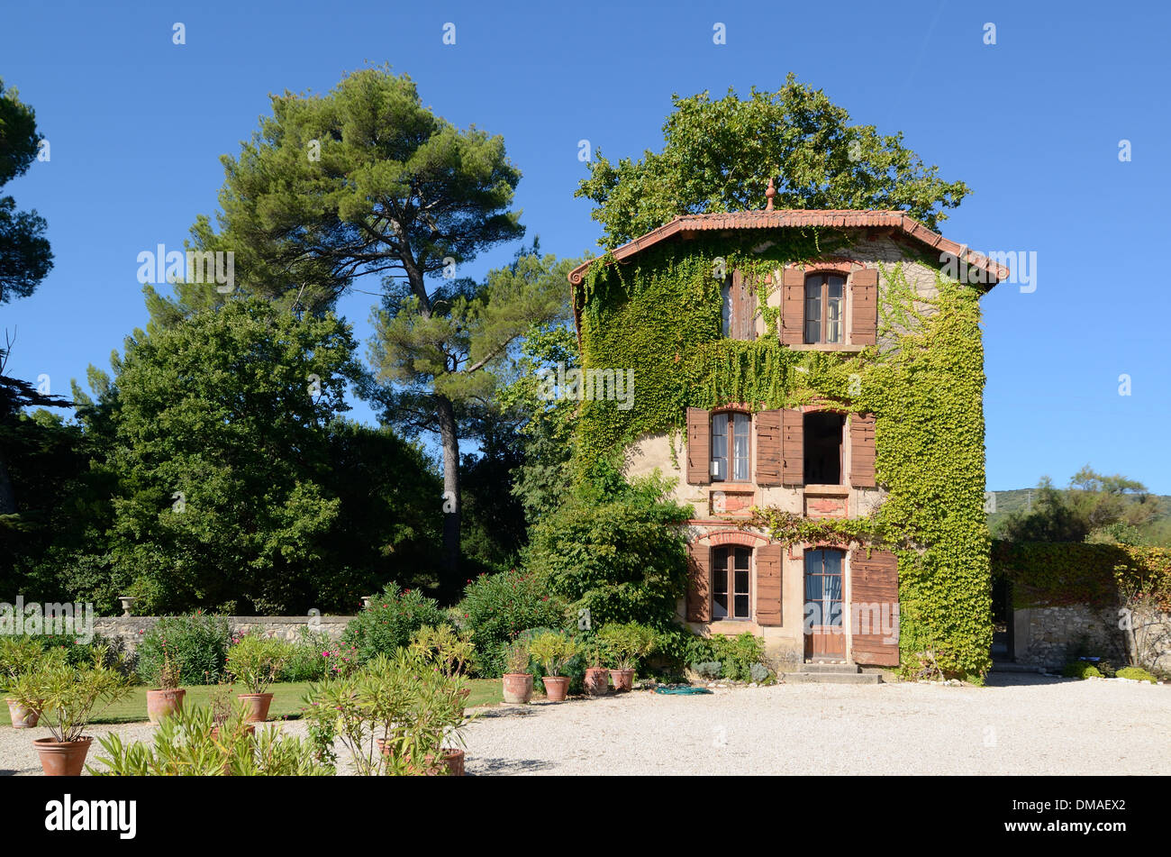 La Terrasse Provençale Le Puy sainte réparade Photos Le puy sainte réparade Banque de photographies et d'images à haute  résolution - Alamy