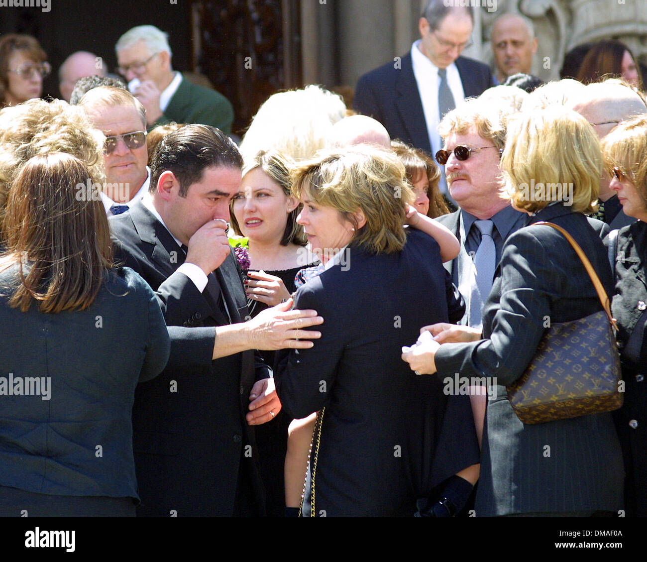 19 avril 2002 - Hollywood, Californie, USA - EMERIL LAGASSE ET HEATHER MENZIES..SERVICE COMMÉMORATIF POUR L'ACTEUR ROBERT URICH.ST CHARLES EGLISE CATHOLIQUE, North Hollywood, CA.19 avril 2002. NINA PROMMER/ 2002 K24751NP(Image Crédit : © Globe Photos/ZUMAPRESS.com) Banque D'Images