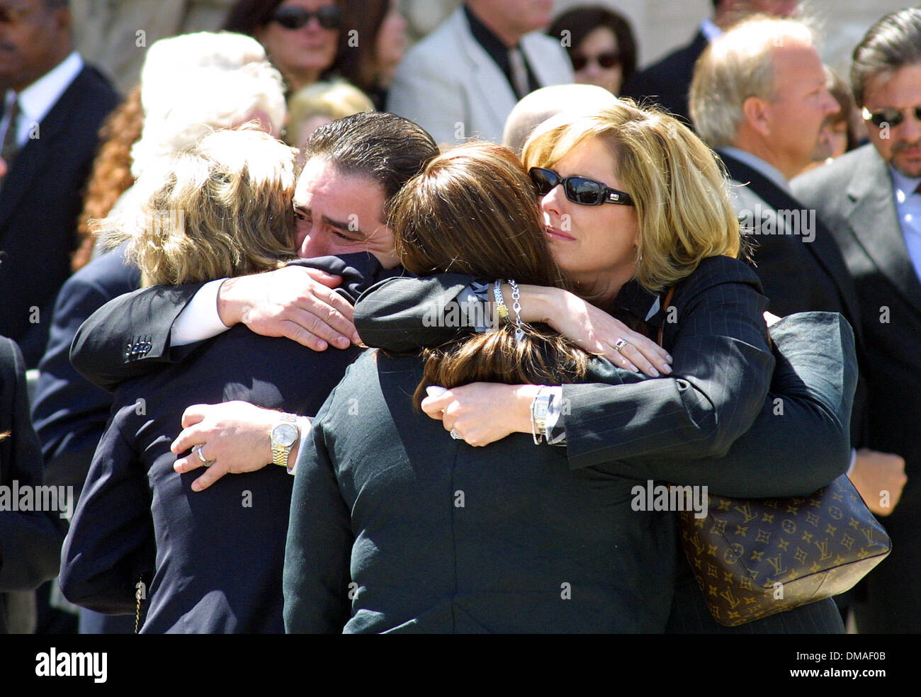 19 avril 2002 - Hollywood, Californie, USA - Emeril Lagasse épouse Heather Menzies (à gauche)..SERVICE COMMÉMORATIF POUR L'ACTEUR ROBERT URICH.ST CHARLES EGLISE CATHOLIQUE, North Hollywood, CA.19 avril 2002. NINA PROMMER/ 2002 K24751NP(Image Crédit : © Globe Photos/ZUMAPRESS.com) Banque D'Images