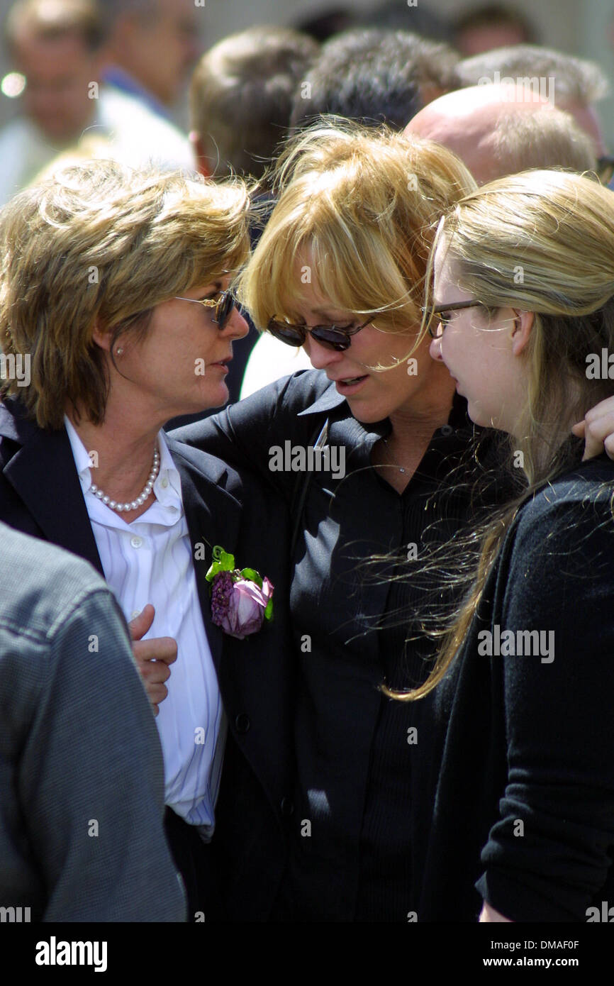19 avril 2002 - Hollywood, Californie, USA - VEUVE HEATHER MENZIES ET JOANNA KERNS..SERVICE COMMÉMORATIF POUR L'ACTEUR ROBERT URICH.ST CHARLES EGLISE CATHOLIQUE, North Hollywood, CA.19 avril 2002. NINA PROMMER/ 2002 K24751NP(Image Crédit : © Globe Photos/ZUMAPRESS.com) Banque D'Images