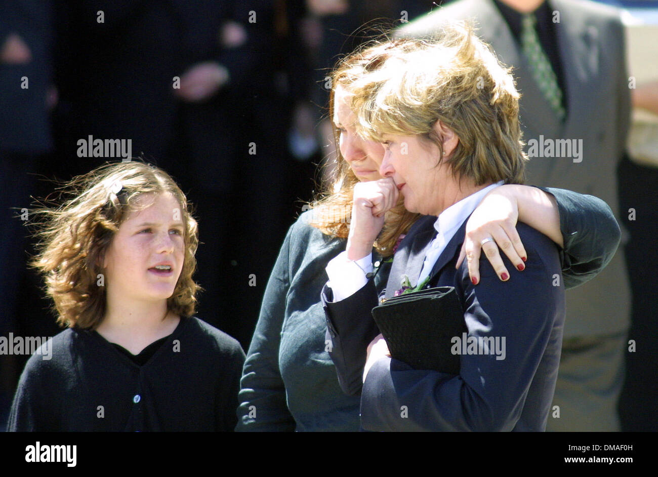 19 avril 2002 - Hollywood, Californie, USA - VEUVE Heather Menzies est réconforté par un parent..SERVICE COMMÉMORATIF POUR L'ACTEUR ROBERT URICH.ST CHARLES EGLISE CATHOLIQUE, North Hollywood, CA.19 avril 2002. NINA PROMMER/ 2002 K24751NP(Image Crédit : © Globe Photos/ZUMAPRESS.com) Banque D'Images