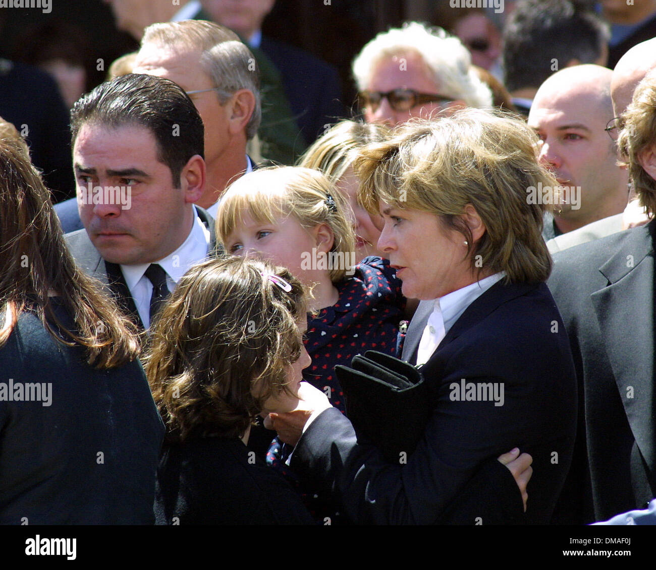 19 avril 2002 - Hollywood, Californie, USA - Emeril Lagasse, Heather Menzies et fille..SERVICE COMMÉMORATIF POUR L'ACTEUR ROBERT URICH.ST CHARLES EGLISE CATHOLIQUE, North Hollywood, CA.19 avril 2002. NINA PROMMER/ 2002 K24751NP(Image Crédit : © Globe Photos/ZUMAPRESS.com) Banque D'Images