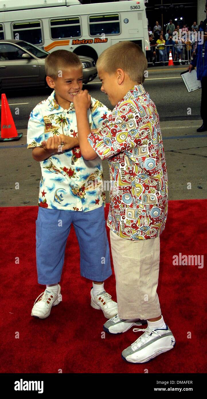 10 juin 2002 - Hollywood, Californie, USA - Dylan et Cole Sprouse..Scooby Doo - PREMIERE.Mann Chinese Theatre, à Hollywood, CA.8 juin 2002. NINA PROMMER/ 2002 K25207NP(Image Crédit : © Globe Photos/ZUMAPRESS.com) Banque D'Images