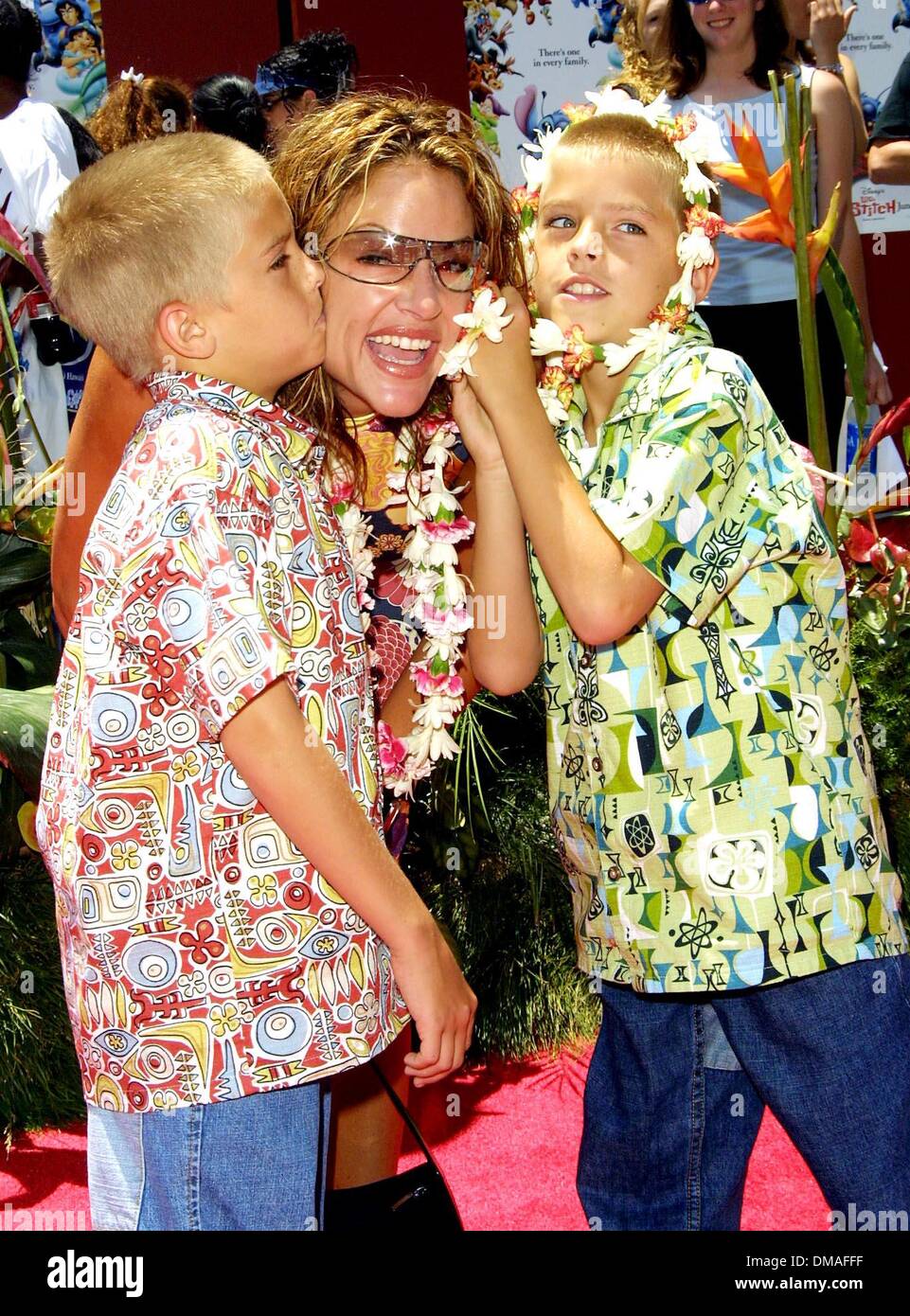 17 juin 2002 - Hollywood, Californie, USA - DYLAN ET COLE SPROUSE AVEC LEUR MAMAN..'Lilo & Stitch' - PREMIÈRE MONDIALE.El Capitan Theatre, à Hollywood, CA.16 JUIN 2002. NINA PROMMER/ 2002 K25302NP(Image Crédit : © Globe Photos/ZUMAPRESS.com) Banque D'Images