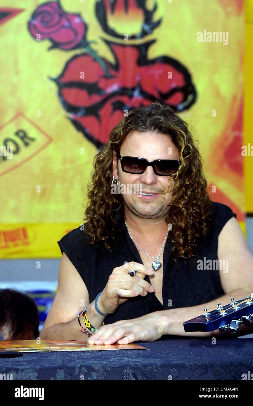 23 août 2002 - West Hollywood, Californie, USA - FHER OLVERA..MANA.SIGNER LEUR NOUVEAU CD 'REVOLUCION DE AMOR'.Tower Records, WEST HOLLYWOOD CA.22 août 2002. NINA PROMMER/ 2002 k24864NP.(Image Crédit : © Globe Photos/ZUMAPRESS.com) Banque D'Images