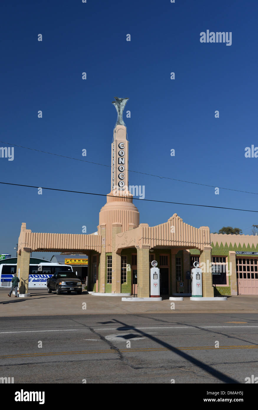 U Drop Inn, Shamrock au Texas. Route 66 Icône Art Déco Conoco Tower et U Drop Cafe Banque D'Images