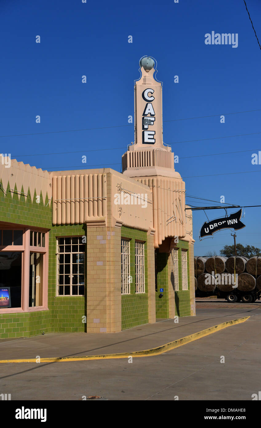U Drop Inn, Shamrock au Texas. Route 66 Icône Art Déco Conoco Tower et U Drop Cafe Banque D'Images