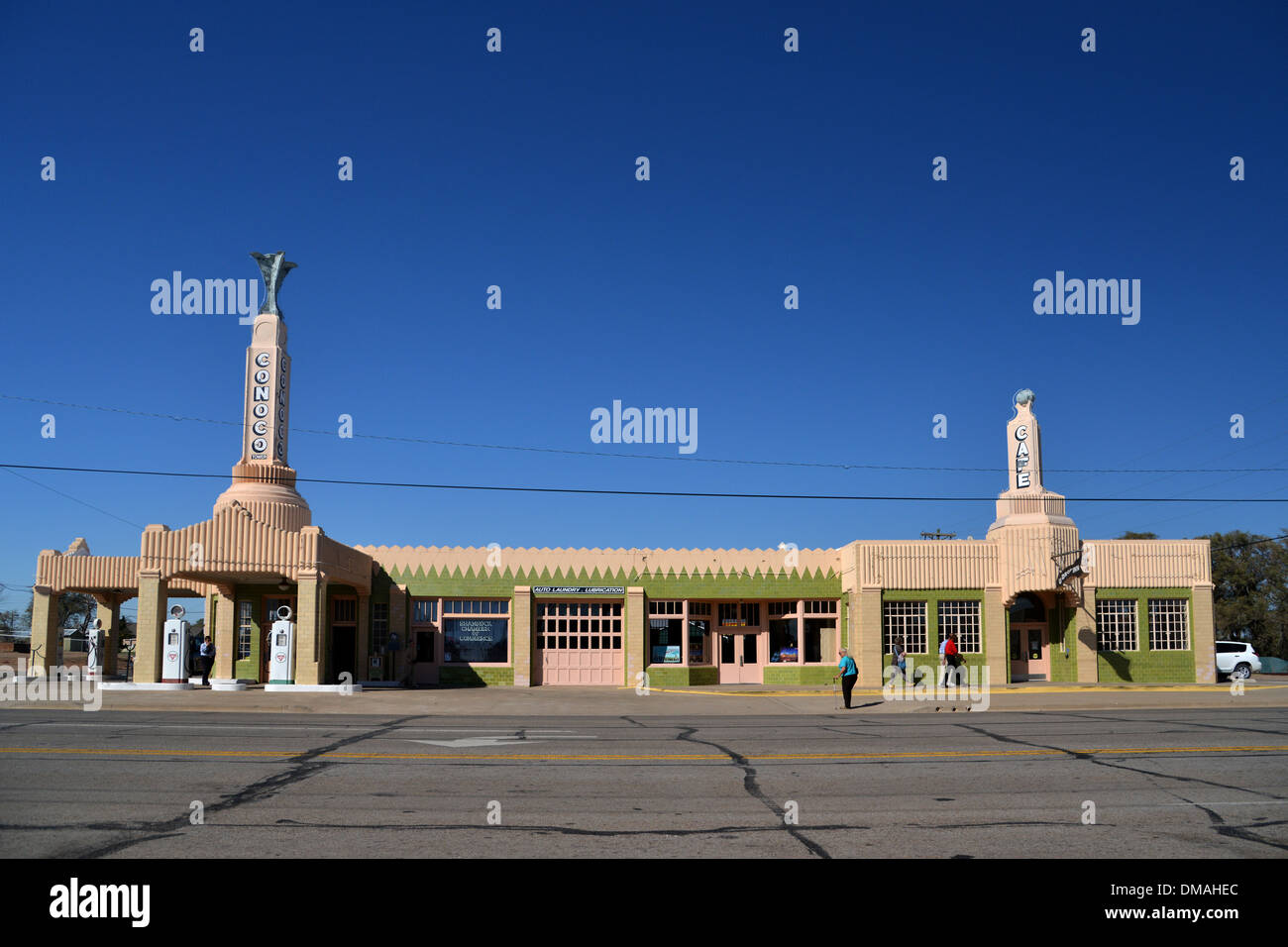 U Drop Inn, Shamrock au Texas. Route 66 Icône Art Déco Conoco Tower et U Drop Cafe Banque D'Images