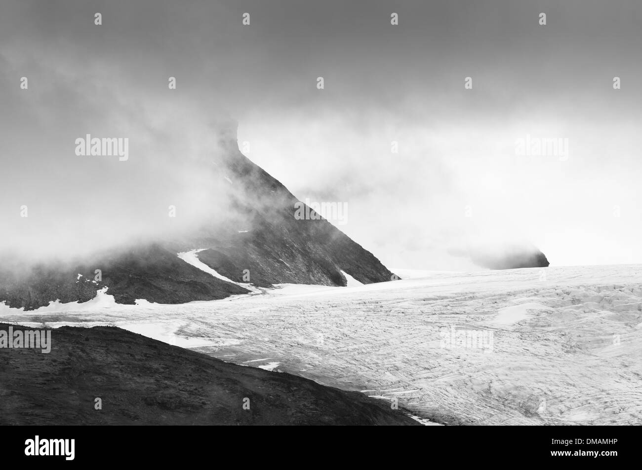 Montagnes et glaciers, entourée de nuages, le parc national de Jotunheimen, Norvège Banque D'Images