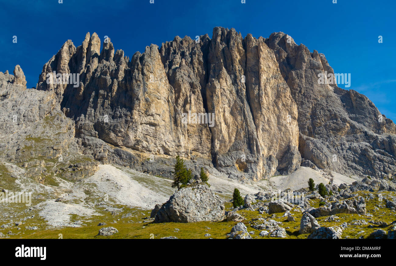 Panorama paysage à dolomites en montagnes des Alpes avec groupe Geisler Banque D'Images