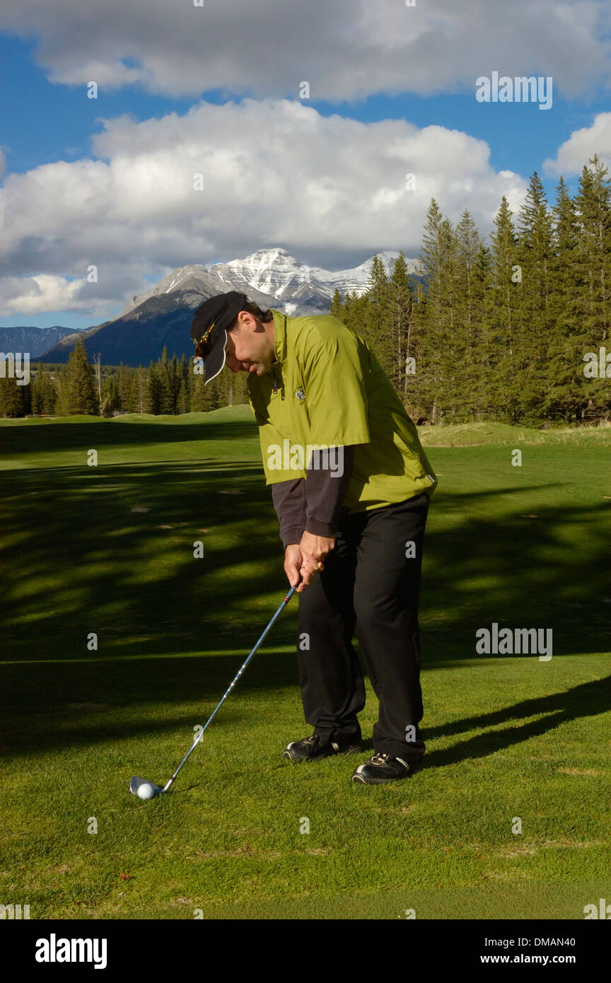 Male golfer sur l'Hôtel Fairmont Banff Springs Golf Course. Le parc national Banff. L'Alberta. Canada Banque D'Images
