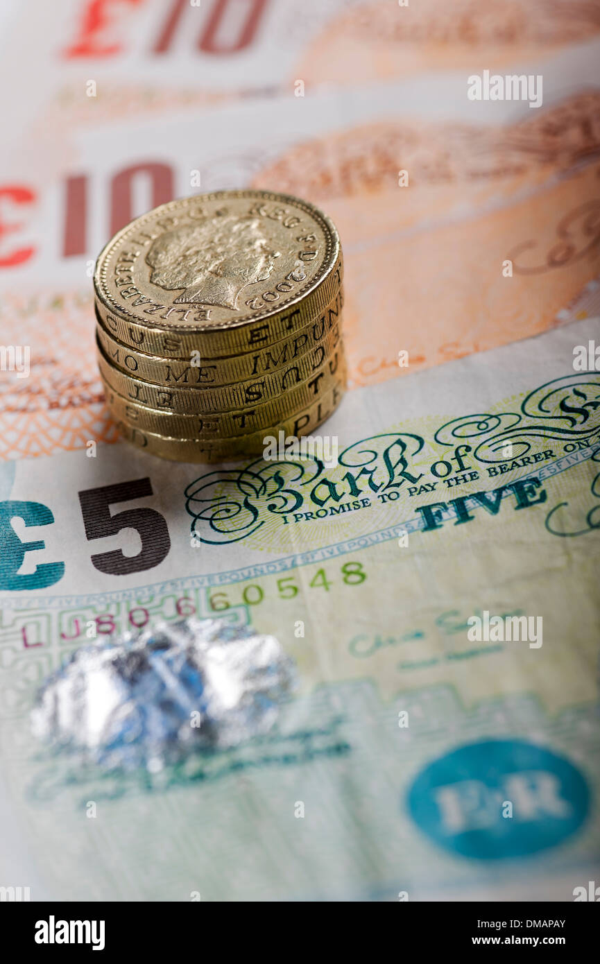 Gros plan de l'argent comptant britannique anglais £10 £5 billets de banque livre pièces de monnaie et concept d'économie de financement de billets Angleterre Royaume-Uni Grande-Bretagne Banque D'Images