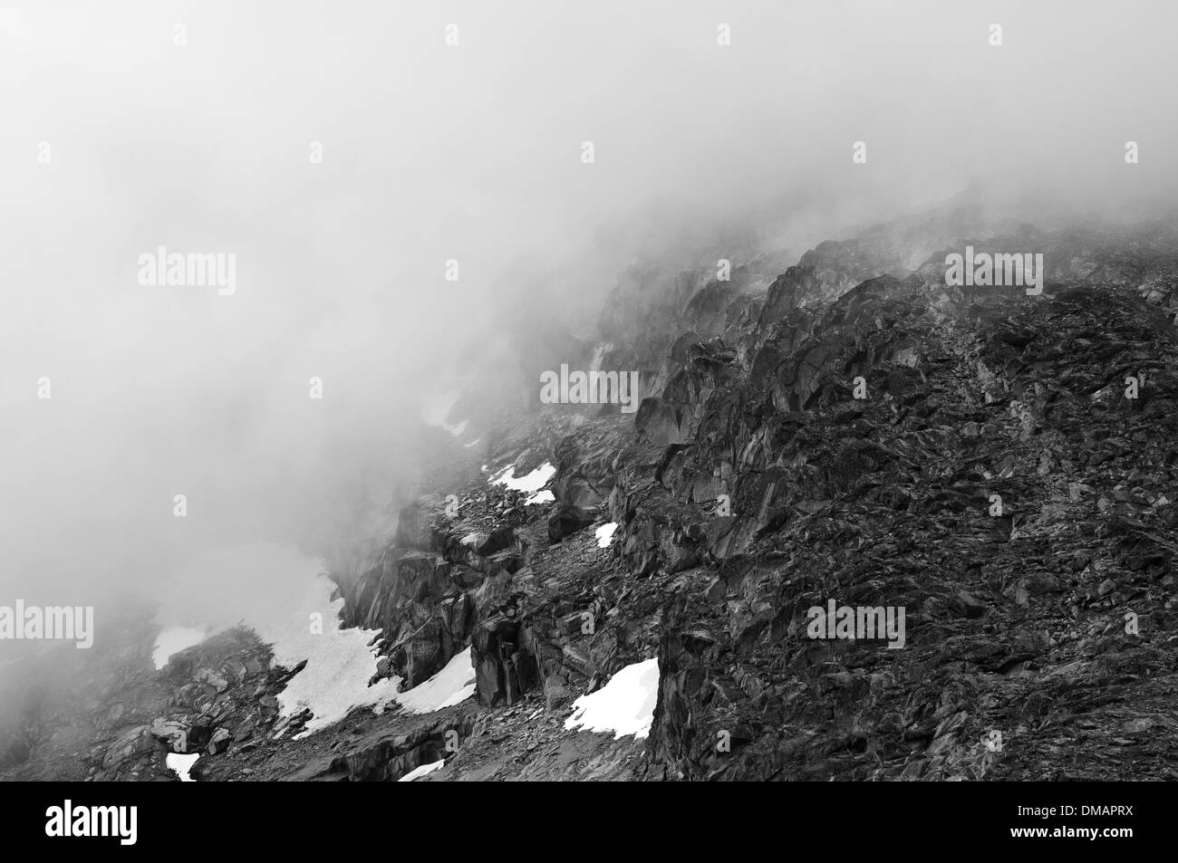 Gamme de montagne dans le brouillard, le parc national de Jotunheimen, Norvège Banque D'Images