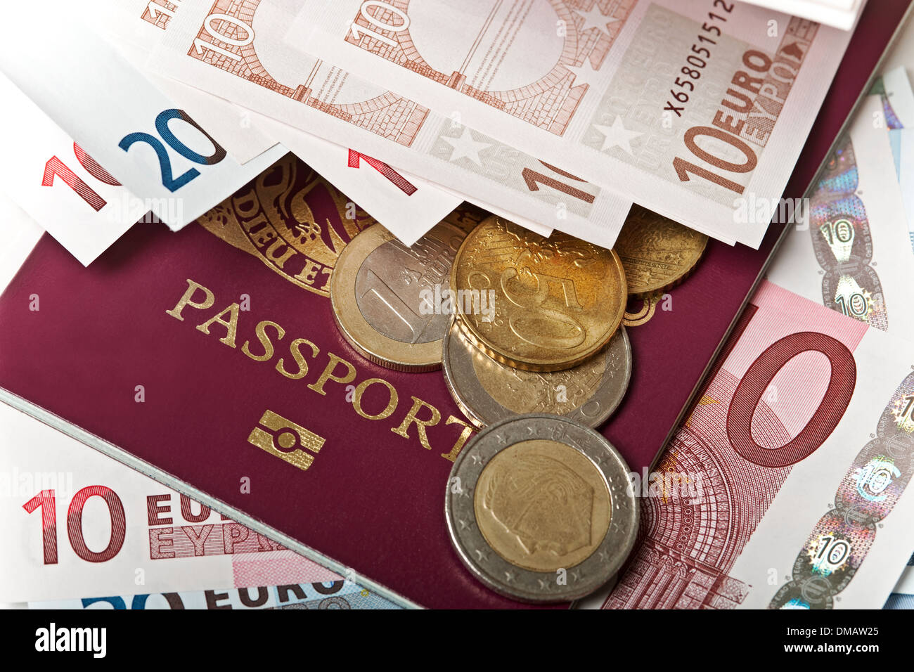 Gros plan des passeports britanniques passeport avec des pièces en euros et billets monnaie européenne billets de banque en espèces Banque D'Images