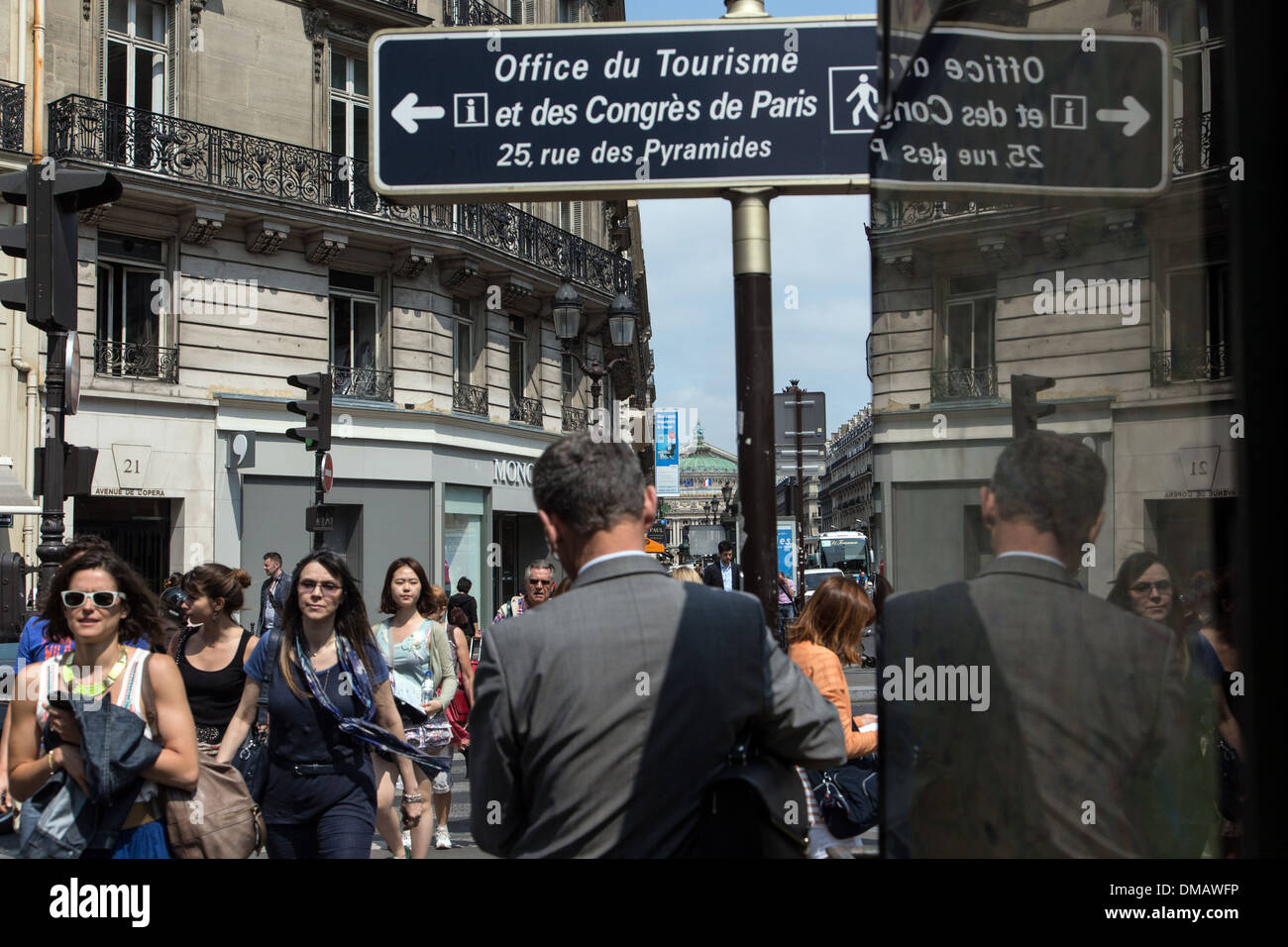Foule de touristes, la station de métro Pyramides, la vie de la rue, PARIS (75), FRANCE Banque D'Images