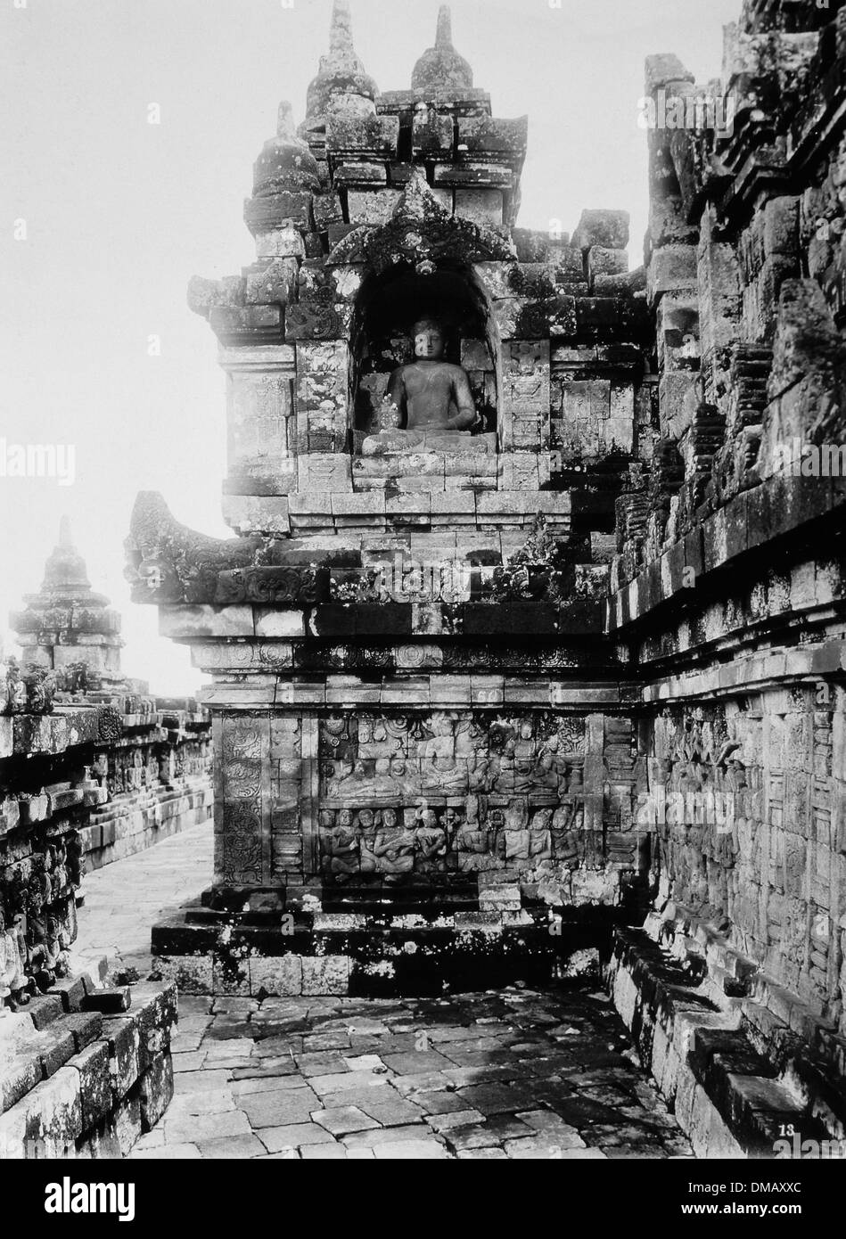 Statue de Bouddha sur la première plate-forme, Temple de Borobudur, à Java, en Indonésie, vers 1900 Banque D'Images