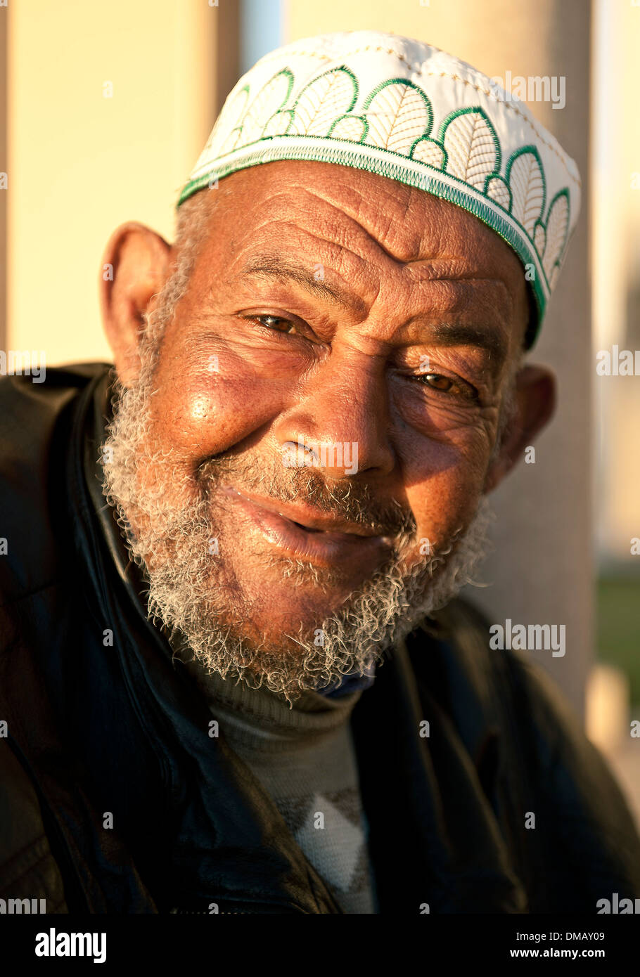 Des portraits d'hommes à l'extérieur de la Mosquée Hassan II, Casablanca, Maroc, Afrique Banque D'Images