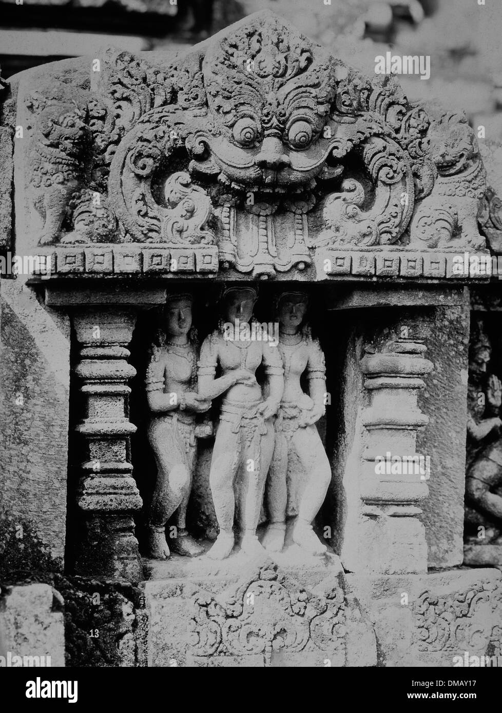 Statue de trois femmes et de secours de bord, Temple de Prambanan, Java, Indonésie, vers 1900 Banque D'Images