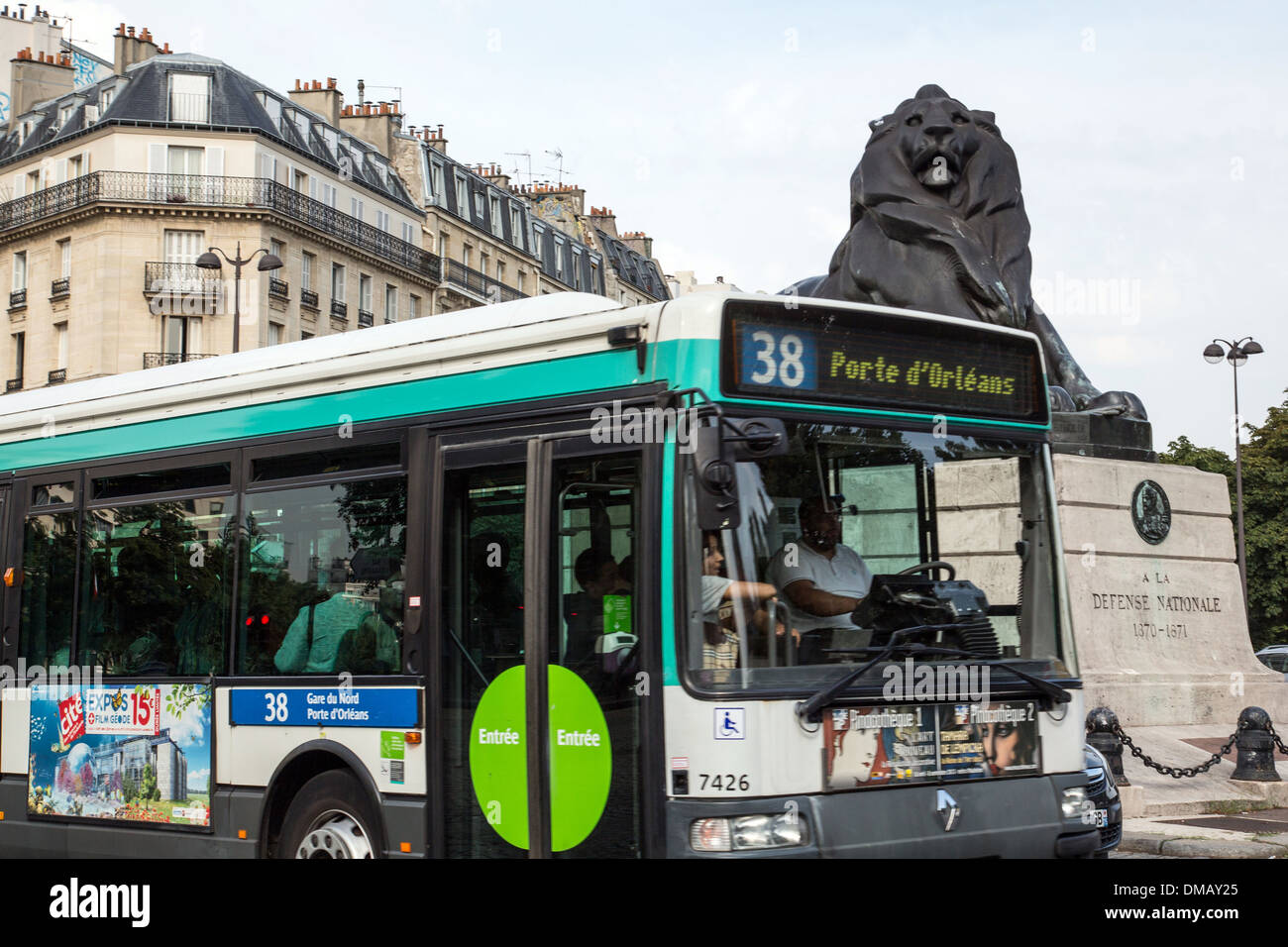 Autobus de banlieue parisienne (RATP) EN FACE DU LION DE BELFORT FAITES PAR Auguste Bartholdi en 1880, PLACE DENFERT-ROCHEREAU, PARIS (75), FRANCE Banque D'Images