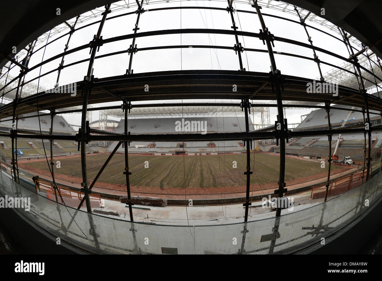 Cuiaba, Brésil. Dec 12, 2013. Le stade "Arena Pantanal' dans Cuiaba, Brésil, le 12 décembre 2013. L'Arena Pantanal est l'un des stades qui seront utilisés dans la Coupe du Monde de 2014. Photo : MARCUS BRANDT/dpa/Alamy Live News Banque D'Images