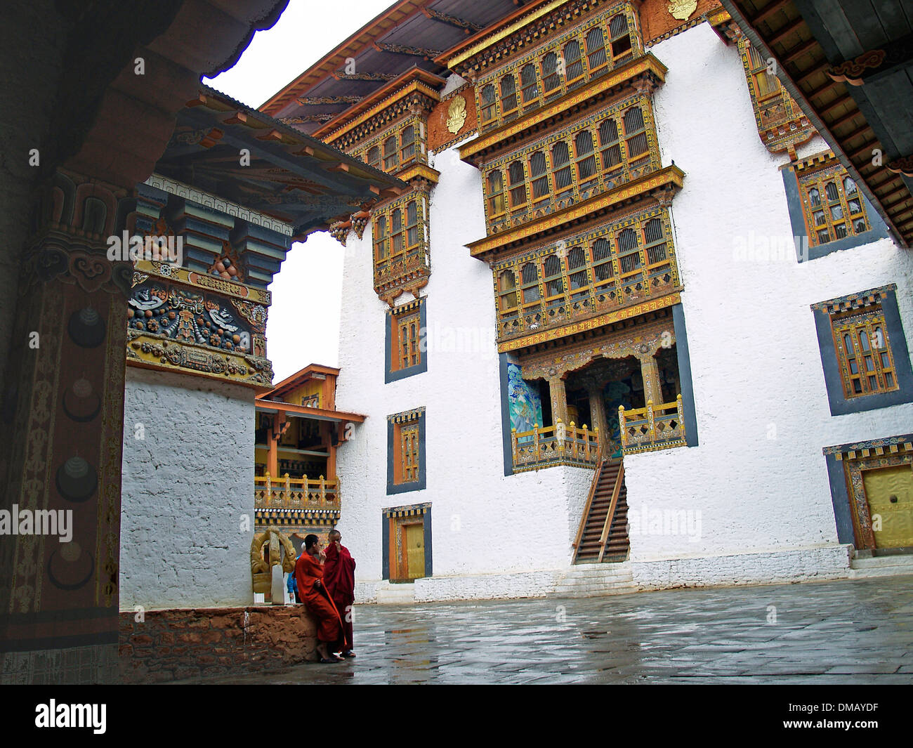 Deux moines à l'intérieur de la cour Punakha Dzong,Bhoutan Banque D'Images