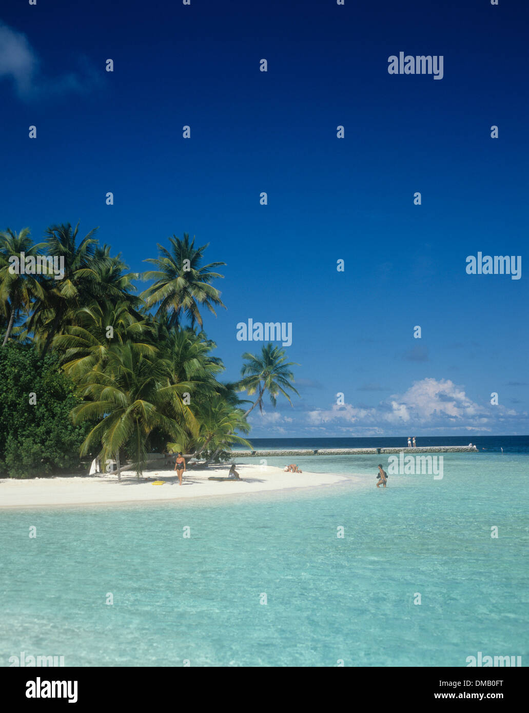 Maison de vacances resort montrant plage, Maldives Banque D'Images
