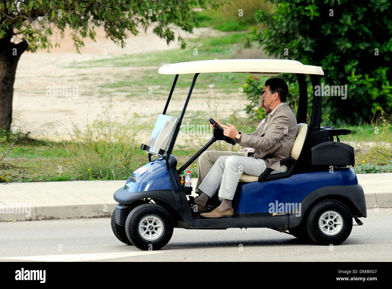 Pierce Brosnan se promener avec un chariot de golf à Majorque. Banque D'Images