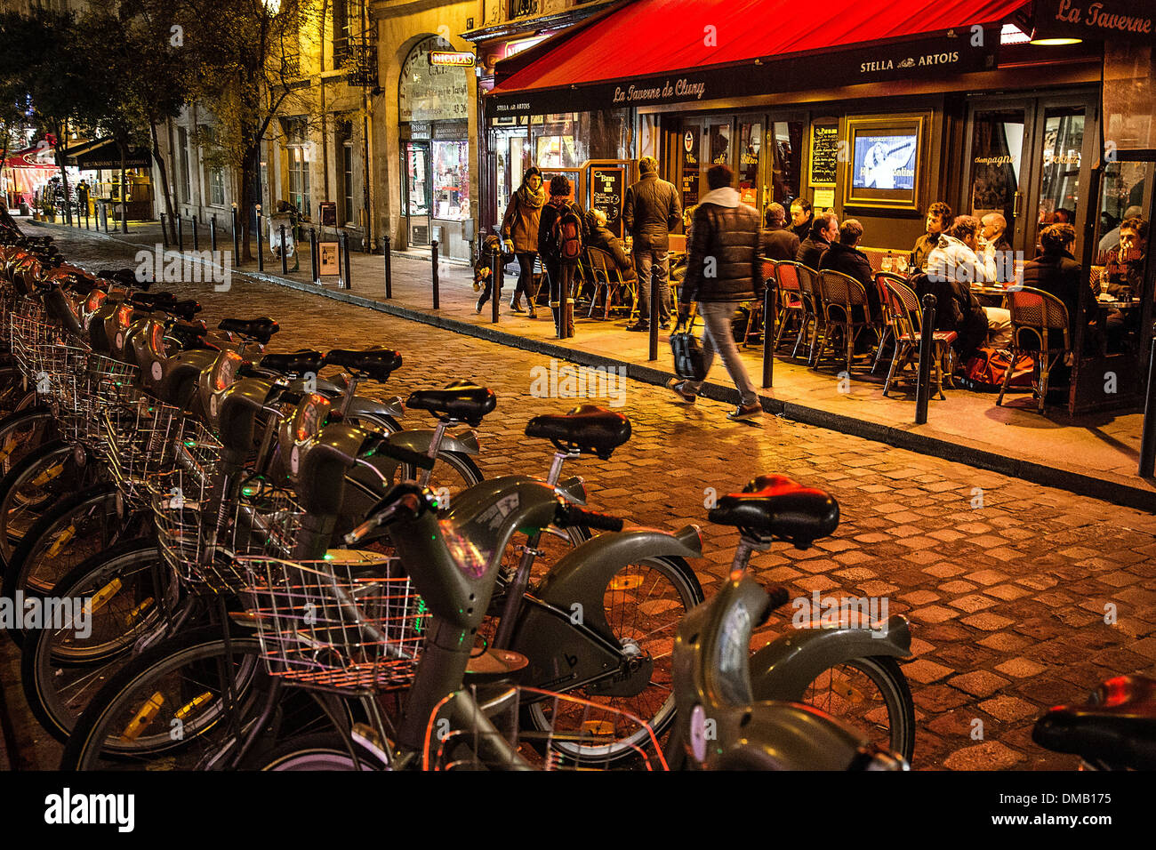 La TAVERNE DE CLUNY, RUE DE LA HARPE, 5ème arrondissement, PARIS, FRANCE À NGHT Banque D'Images